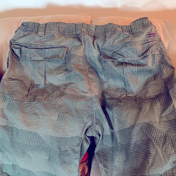 Pair of Sean John cargo shorts in great condition. Only worn once. 100% soft - Picture 3 of 3